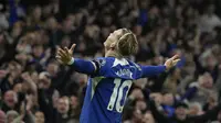 Pemain Chelsea, Mykhailo Mudryk, mencetak gol ke gawang Arsenal yang dikawal David Raya pada pekan 9 Liga Inggris 2023/2024 di Stadion Stamford Bridge, Sabtu (21/10/2023) dini hari WIB. (AP Photo/Frank Augstein)