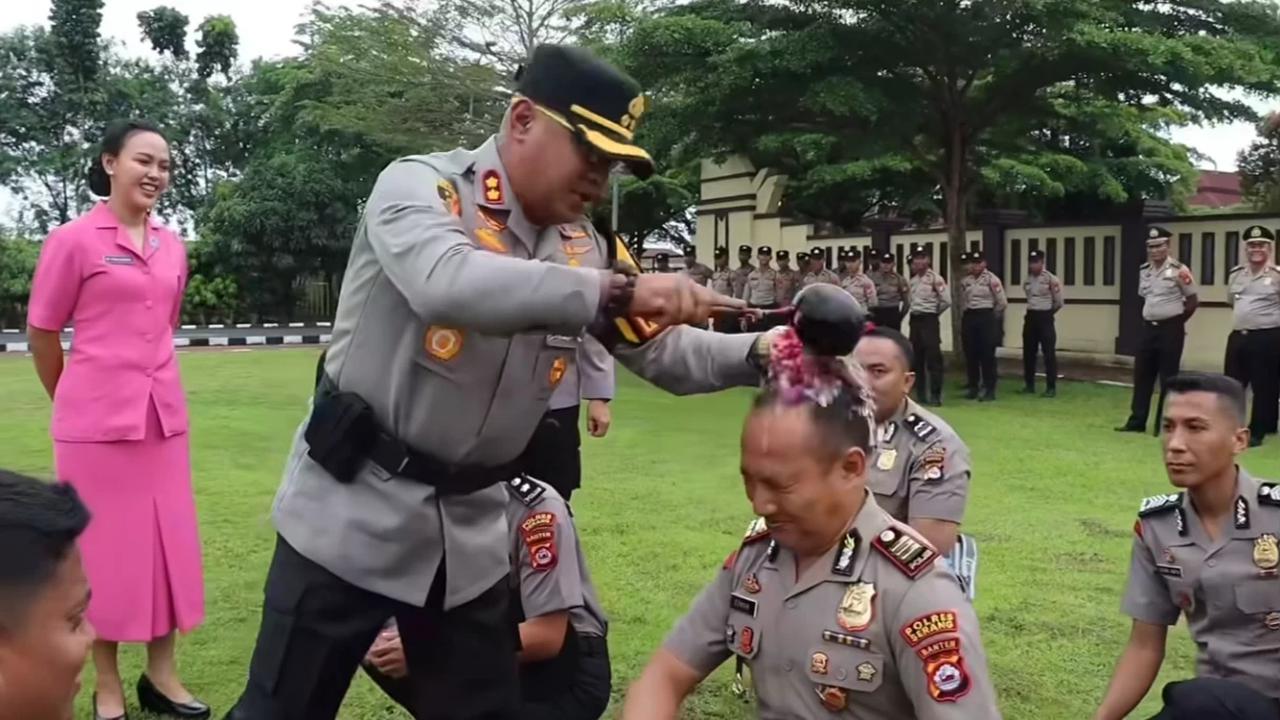 Bukan Sekadar Seremonial, Keakraban Kapolres Serang dengan Anak Buah di Momen Kenaikan Pangkat: Biar Bapak Insaf