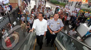 Gubernur DKI Jakarta Joko Widodo menaiki eskalator di Terminal Manggarai, Jakarta, Rabu (16/04/2014) (Liputan6.com/Herman Zakharia).