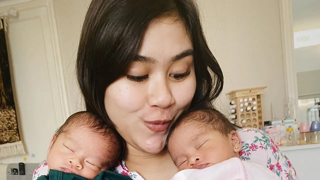 [Fimela] Syahnaz Sadiqah dan Bayi Kembarnya