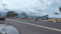 Akibat cuaca buruk, sejumlah perahu terpaksa diparkir di tepi jalan raya di Kecamatan Tuminting, Kota Manado, Sulut.