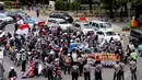Dalam aksinya, mereka menuntut pencabutan perda aturan pelarangan melintas bagi kendaraan bermotor di sepanjang Jalan MH Thamrin  sampai Jalan Medan Merdeka Barat, Jakarta, Kamis (8/1/2015). (Liputan6.com/Faizal Fanani)