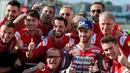 Pebalap Ducati, Andrea Dovizioso, melakukan selebrasi usai sesi kualifikasi di Sirkuit Motegi, Jepang, Sabtu (20/10/2018). Andrea Dovizioso akan memulai balapan MotoGP Motegi dari posisi terdepan sedangkan Marc Marquez keenam. (AFP/Martin Bureau)
