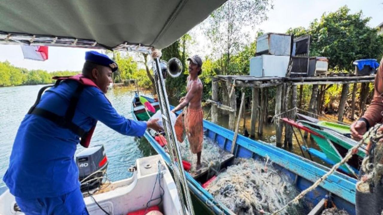 Menyusuri Perairan, Satpolairud Tanah Laut Salurkan Bantuan Pokok untuk Nelayan Pesisir