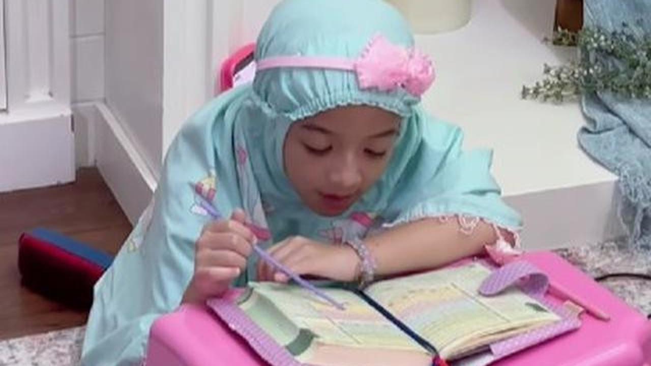 10 Potret Ruang Keluarga Rumah Fairuz A Rafiq dan Sonny Septian, Bergaya Classic Contemporary