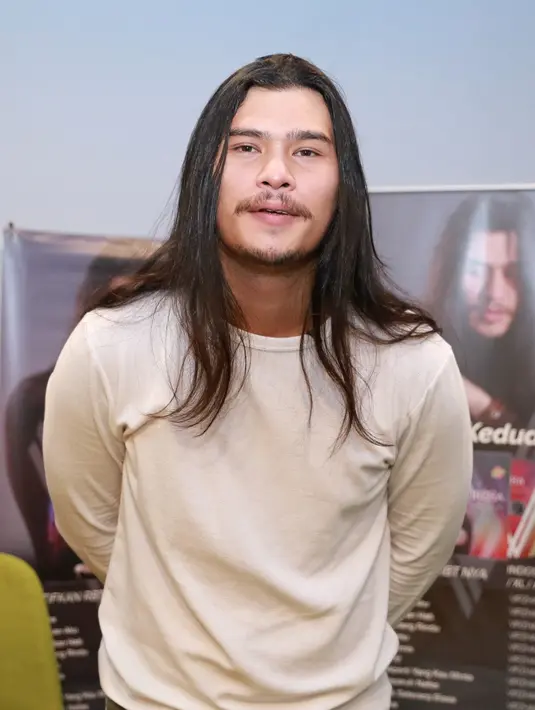 Di bulan suci ramadan ini, ia pun bertekad untuk mengkhatamkan Al Quran dalam tempo satu bulan. Hal yang diakuinya terakhir ia lakukan saat masa kecil dulu. (Adrian Putra/Bintang.com)