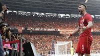 Striker Persija Jakarta, Marko Simic, berselebrasi di hadapan fotografer yang mengabadikan gambarnya usai mencetak gol ke gawang Persib Bandung di Stadion Utama Gelora Bung Karno, Senayan, Jakarta, Rabu (10/7/2019). (Bola.com/Yoppy Renato)