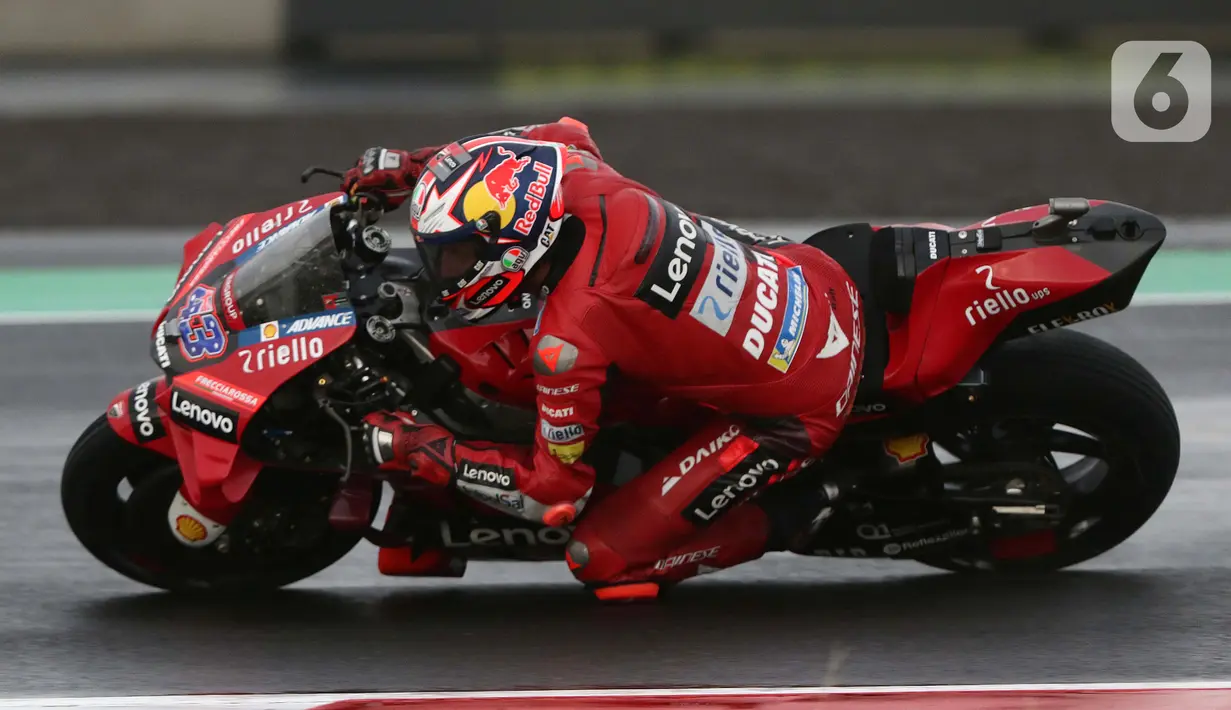 Pembalap Ducati Lenovo Team, Jack Miller memacu motornya di lintasan Pertamina Mandalika International Street Sirkuit, Nusa Tenggara Barat, Minggu (20/3/2022). Pembalap Red Bull KTM Factory Racing, Miguel Oliveira menempati posisi pertama MotoGP Mandalika 2022. (Liputan6.com/Helmi Fithriansyah)