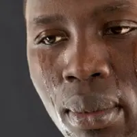 10 Hal yang Sanggup Bikin Cowok Berurai Air Mata