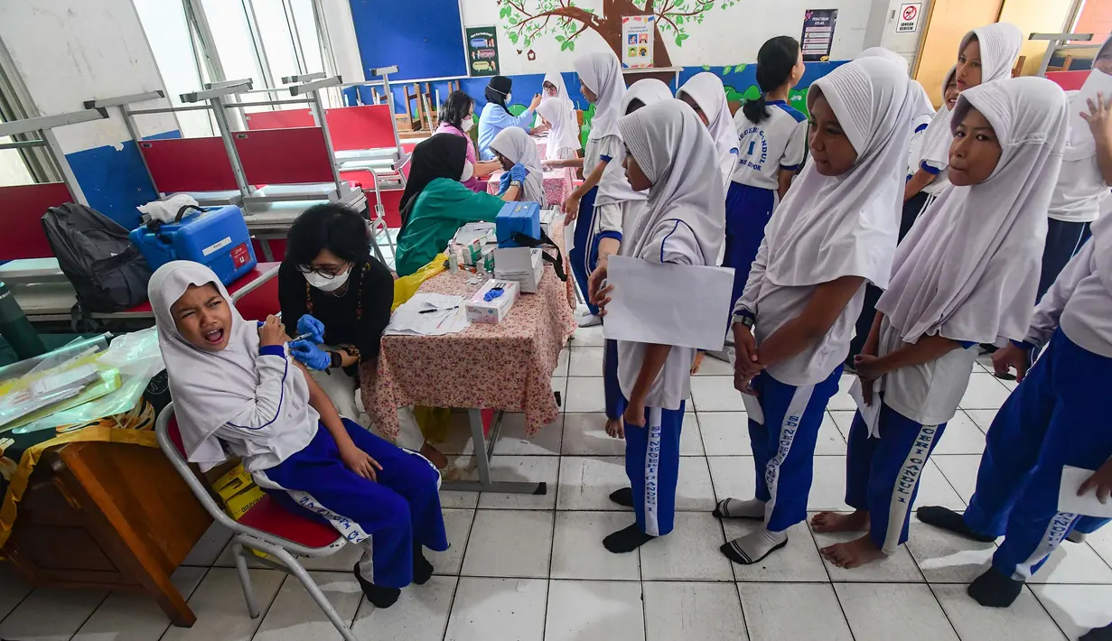 Paramedis Puseksmas Cinere menyuntikkan vaksin imunisasi HPV (Human Papillomavirus) ke murid kelas V sekolah dasar (SD) saat pelaksanaan Bulan Imunisasi Anak Sekolah (BIAS) 2026 di SDN Gandul 1, Depok, Jawa Barat, Kamis, 06 Agustus 2026. (KLY/Arie Basuki).