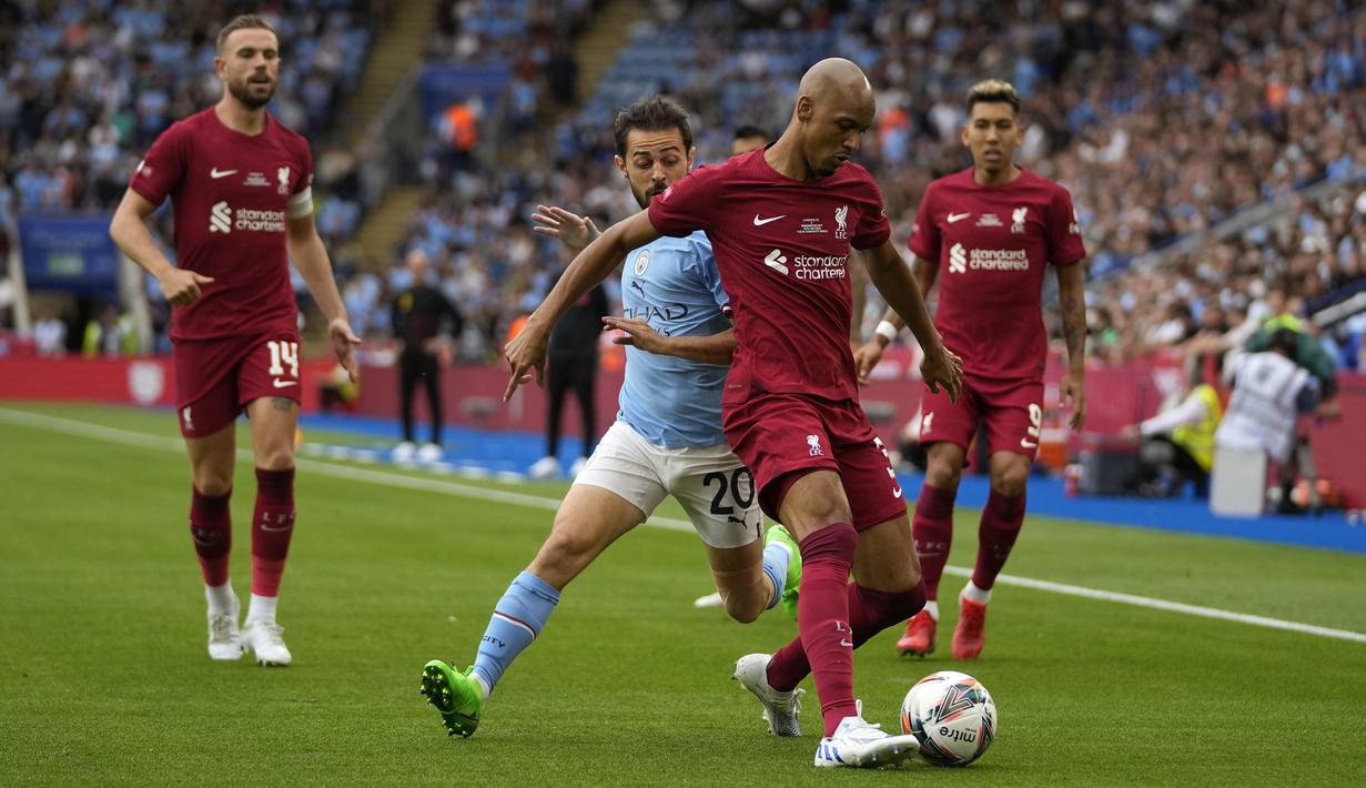 Pemain Liverpool, Fabinho (kanan) berebut bola dengan pemain Manchester City, Bernardo Silva saat laga Community Shield 2022 di King Power Stadium, Sabtu (30/07/2022) malam WIB. (AP/Frank Augstein)