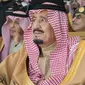 Raja Arab Saudi, Salman bin Abdulaziz saat menghadiri upacara ulang tahun ke-50 Raja Faisal Air Academy di pangkalan udara di Riyadh. (AFP Photo / Saudi Royal Palace / Bandar Al-Jaloud)