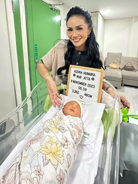 <p>Penyanyi yang juga anggota DPR itu mengucapkan rasa syukurnya dikaruniai dua cucu cantik. [Instagram/krisdayantilemos]</p>