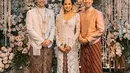 Lihat momen Vidi juga tampil solo di acara akad Maudy Ayunda dan Jesse Choi. Ia berpose di samping pengantin mengenakan busana adat Jawa berwarna rose gold, lengkap dengan kain batik sebagai bawahan dan blangkon. Foto: Instagram.
