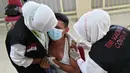Reaksi seorang siswa SMA saat menerima dosis vaksin virus corona COVID-19 Pfizer di Rumah Sakit Zainoel Abidin, Banda Aceh, Aceh, Selasa (9/11/2021). Vaksinasi COVID-19 di kalangan warga Kota Banda Aceh tembus 80 persen. (CHAIDEER MAHYUDDIN/AFP)