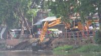 Pemkot Surabaya mengeruk Kalimas untuk mencegah terjadinya genangan air. (Liputan6.com/ Dian Kurniawan)