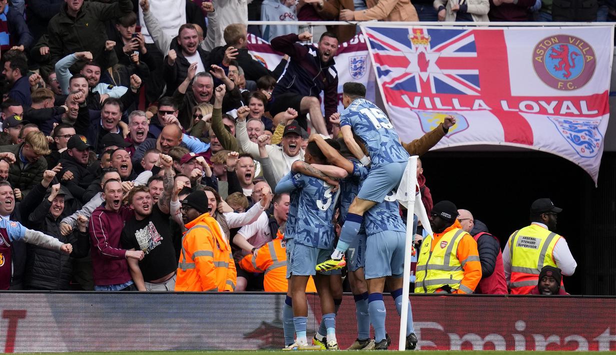 Selebrasi para pemain Aston Villa merayakan gol pertama ke gawang Arsenal yang dicetak Leon Bailey (kiri) pada laga pekan ke-33 Premier League 2023/2024 di Emirates Stadium, London, Minggu (14/4/2024). (AP Photo/Kirsty Wigglesworth)