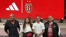 Pelatih Timnas Indonesia, John Herdman (dua dari kiri) saat berfoto dengan CEO Bali United Yabes Tanuri dan Pelatih Bali United Johnny Jansen pada Jumat malam (24/7/2026). (Bola.com/Alit Binawan)