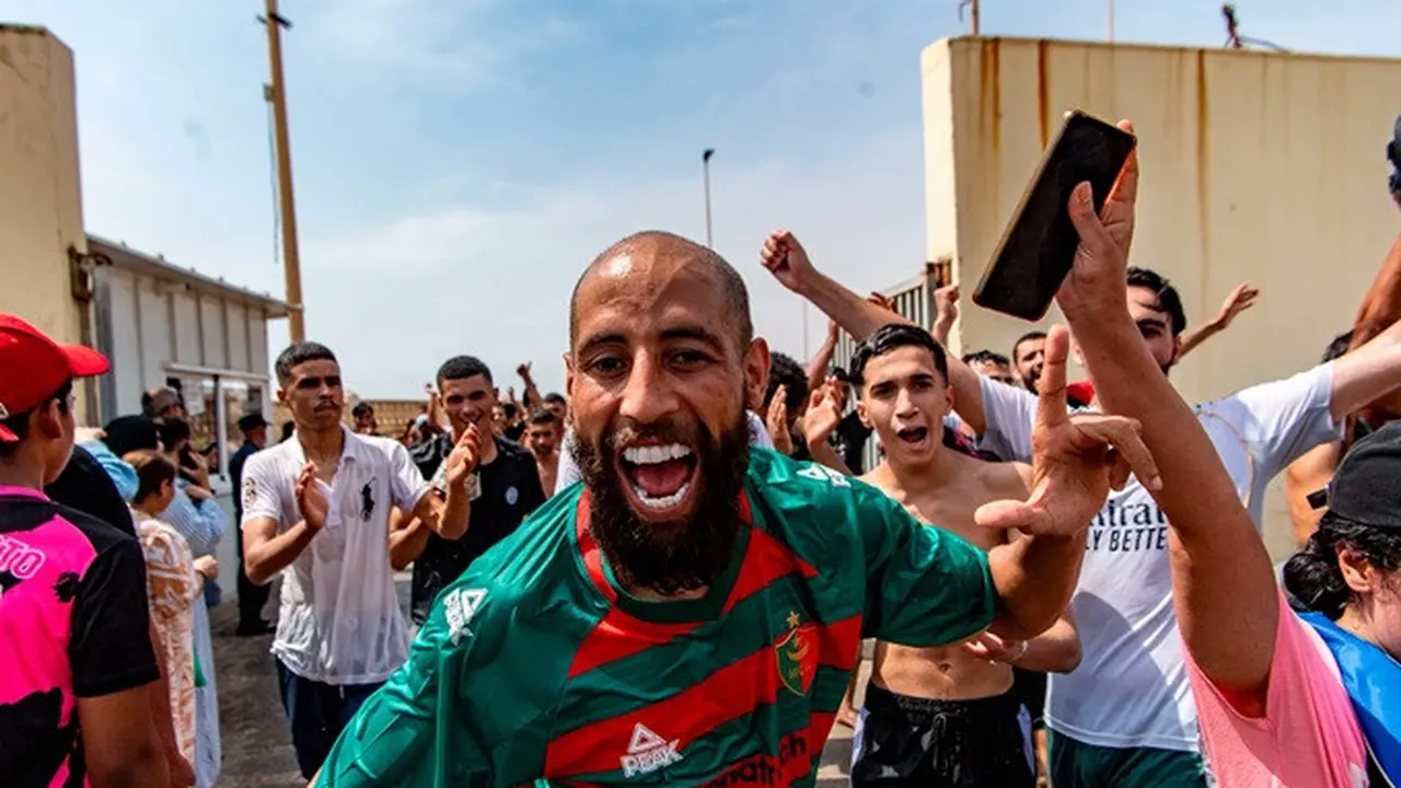 Para migran menyeberang dari Maroko menuju Ceuta, wilayah kantong Spanyol di Afrika Utara, Kamis (30/7/2026).