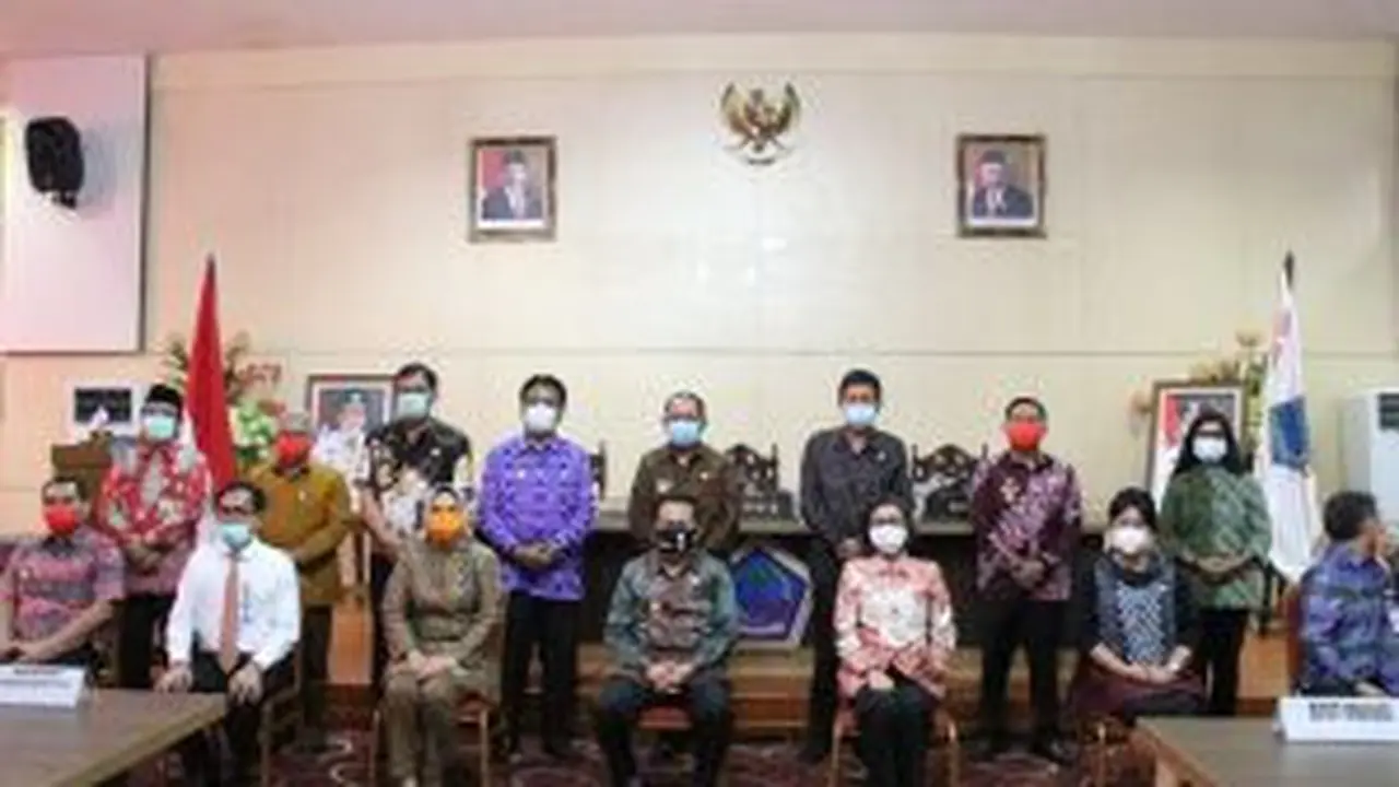 Fatoni bersama para  bupati dan wali kota di Sulut, Kamis (8/10/2020).