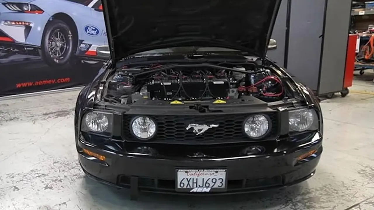Ford Mustang GT disulap jadi mobil listrik (Carscoops)