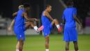 Bek Prancis #05 Jules Kounde (Tengah) mengikuti sesi latihan jelang melawan Inggris pada Perempatfinal Piala Dunia 2022, di Stadion Al Sadd SC di Doha, Jumat (9/12/2022). Duel Inggris vs Prancis ini akan sengit. Sebab kedua tim diperkuat banyak pemain bintang. (FRANCK FIFE / AFP)