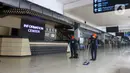 Petugas kebersihan mengepel area Bandara Halim Perdanakusuma, Jakarta, Kamis (1/9/2022). Perjanjian AP II dan ATS memastikan kesiapan Bandara Halim Perdanakusuma untuk kembali melayani penerbangan komersial mulai 1 September 2022. (Liputan6.com/Herman Zakharia)