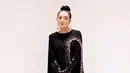 Nindy Ayunda kenakan cape dress berwarna hitam dengan latex gloves. Outfit ini bisa kamu kenakan untuk halal bihalal yang formal dan glamor. [@nindyayunda]