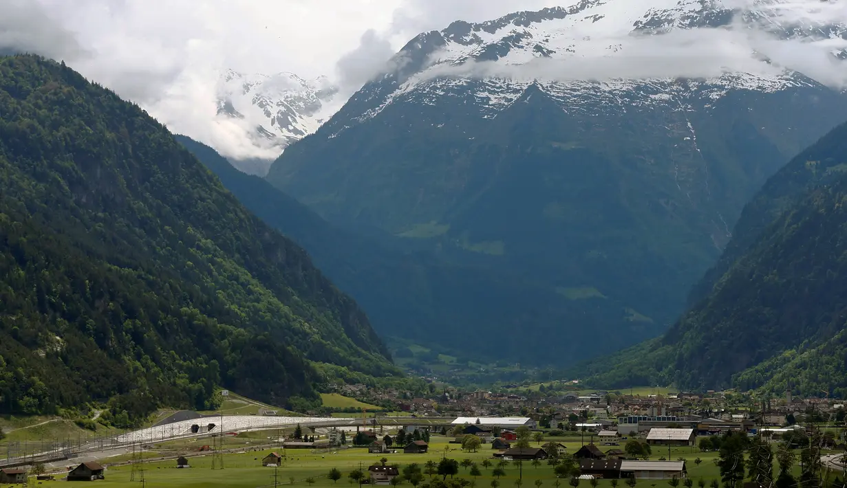 Pemandangan gerbang sisi utara Gotthard Base Tunnel (GBT) di Swiss, Rabu (1/6). Pembangunan terowongan kereta api terpanjang  di dunia itu memakan waktu 17 tahun dan menelan biaya sekitar USD 12 miliar atau Rp 164,44 triliun. (REUTERS/Arnd Wiegmann)