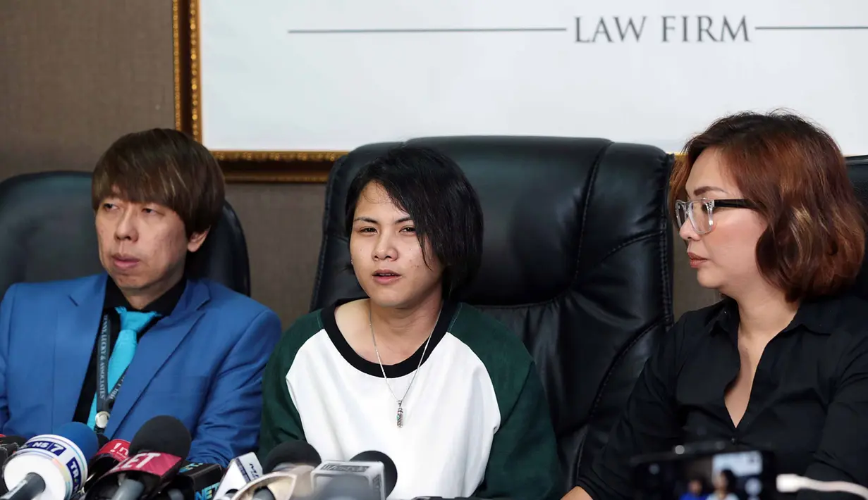 "Saya sudah mencoba ngalah sebagai istri, saya sudah sujud, cium kaki dia. saya sendiri jujur masih sangat syok dan belum bisa percaya karena menurut saya pertengkaran dalam rumah tangga itu hal yang biasa terjadi," tambahnya. (Deki Prayoga/Bintang.com)