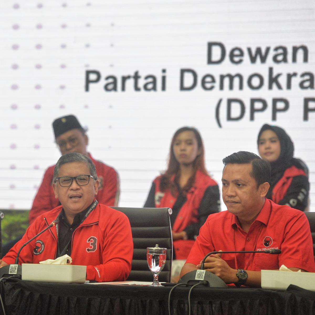 Sekretaris Jenderal DPP PDI Perjuangan (PDIP) Hasto Kristiyanto saat saat konferensi pers terkait Pilkada serentak 2024 di Kantor DPP PDIP, Jalan Diponegoro, Menteng, Jakarta, Minggu (1/12/2024).