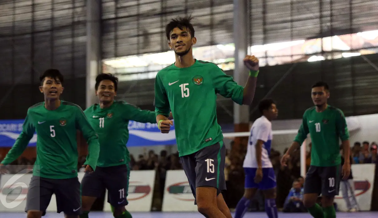 Pemain Timnas Futsal Indonesia, Yamani Y (tengah) berlari usai mencetak gol ke gawang IPC Pelindo II saat laga uji coba di Jakarta, Minggu (15/1). Timnas Futsal Indonesia akan melakoni laga piala AFF 2017, akhir Januari. (Liputan6.com/Helmi Fithriansyah)