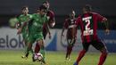 Penyerang Bhayangkara FC, Ilham Udin Armaiyn, berusaha melewati pemain Persipura pada laga Liga 1 Indonesia di Stadion Patriot, Bekasi, Sabtu (9/9/2017). Bhayangkara FC menang 2-1 atas Persipura. (Bola.com/Vitalis Yogi Trisna)