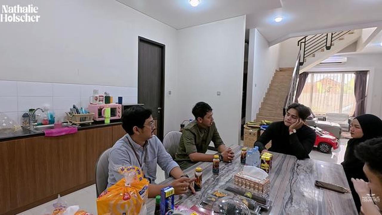 6 Potret Ruang Makan dan Dapur Rumah Nathalie Holscher, Desain Minimalis Elegan
