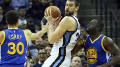 Pebasket Memphis  Marc Gasol (tengah) dihadang pebasket  Warriors Stephen Curry (kiri) dan Draymond Green (kanan) di FedExForum, Memphis, Kamis(12/11/2015) WIB. Golden State menang 100-84. (Mandatory Credit: Nelson Chenault-USA TODAY Sports)