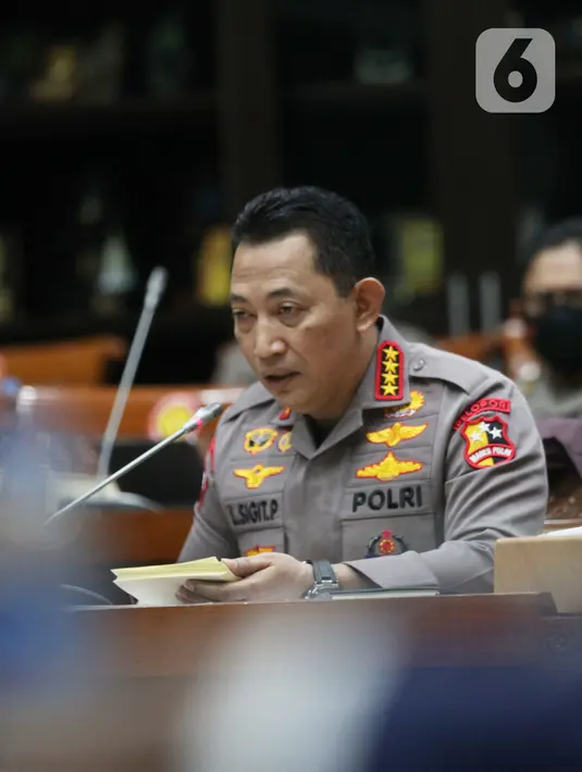 Kapolri Jenderal Pol Listyo Sigit Prabowo memberi paparan dalam rapat kerja bersama Komisi III DPR di di Kompleks Parlemen Senayan, Jakarta, Senin (24/1/2022). Raker terkait evaluasi kinerja dan capaian Polri selama tahun 2021, serta rencana penggunaan anggaran 2022. (Liputan6.com/Angga Yuniar)