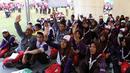 Antusias peserta Raimuna Nasional XI untuk bertanya pada kelas jurnalistik olahraga di Bumi Perkemahan Cibubur, Selasa (15/8/2017). Kegiatan ini sebagai bentuk dari pembelajaran jurnalistik olahraga. (Bola.com/Nicklas Hanoatubun)