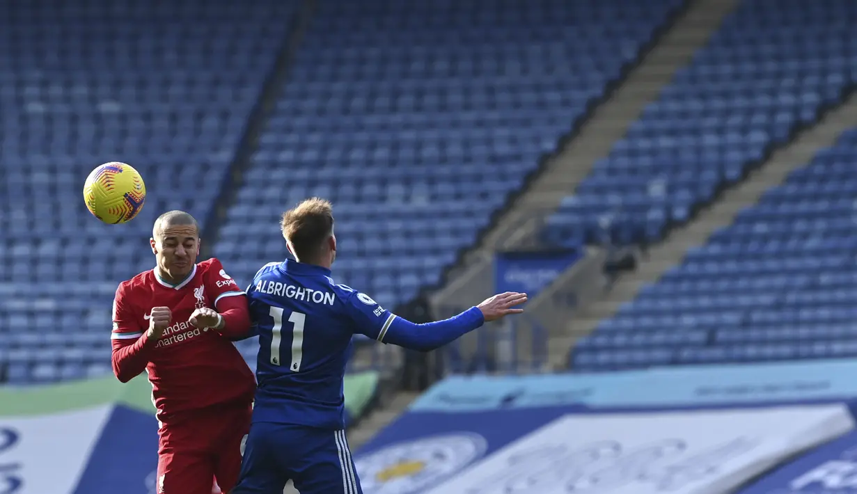 Gelandang Liverpool, Thiago berebut bola udara dengan gelandang Leicester City, Marc Albrighton pada pertandingan Liga Inggris di Stadion King Power, Inggris, Sabtu (13/2/2021).  Kemenangan ini membuat Leicester sementara naik ke posisi kedua klasemen dengan 46 poin. (Paul Ellis/Pool Photo via AP)