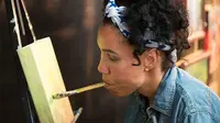Tanpa Tangan, Seniman Ini Hasilkan Karya Luar Biasa dengan Mulut