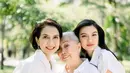 Berikut foto dari 3 generasi yaitu nenek, ibu, dan Raline Shah. Mereka terlihat sangat menawan. [@ralineshah]