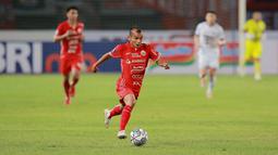 Pemain Persija Jakarta, Riko Simanjuntak, berlari cepat sambil menggiring bola saat melawan Persita Tangerang pada laga pekan keenam BRI Liga 1 2022/2023 di Stadion Patriot Candrabhaga, Bekasi, Rabu (24/8/2022). (Bola.com/M Iqbal Ichsan)