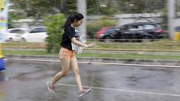 Seorang peserta melewati semprotan air pada ajang Splash Run di Pantai Carnaval Ancol, Sabtu (30/7/2016). (Bola.com/Nicklas Hanoatubun)