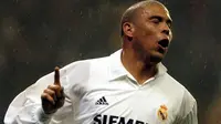 Ronaldo -  Pesepak bola Real Madrid ini menjadi pemain terbaik dunia pada tahun 2002. Keberhasilan itu tak lepas dari sukses striker berjuluk Il Phenomenon itu mengantar Brasil menjadi juara Piala Dunia 2002. (AFP/Pierre-Philippe Marcou)