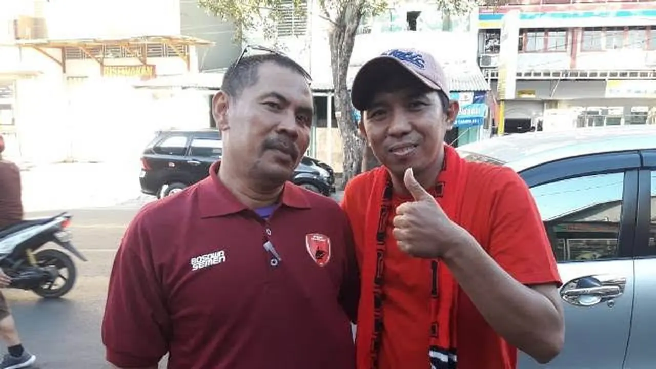 Anwar Liko (kiri)