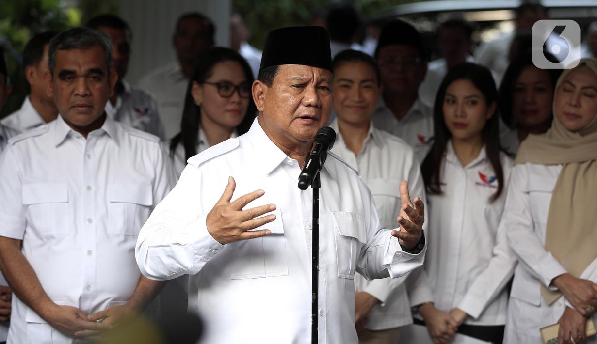 Ketua Umum Partai Gerindra Prabowo Subianto menyambut kedatangan Ketua Umum Partai Perindo Hary Tanoesoedibjo (HT) di Rumah Kertanegara, Jakarta, Rabu (5/4/2023). (Liputan6.com/Johan Tallo)