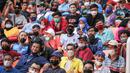 Sejumlah penonton memadati kursi saat laga pembuka International Youth Championship 2021 antara Bali United U-18 melawan Atletico Madrid U-18 di Jakarta International Stadium, Jakarta, Rabu (13/04/2022). (Bola.com/Bagaskara Lazuardi)