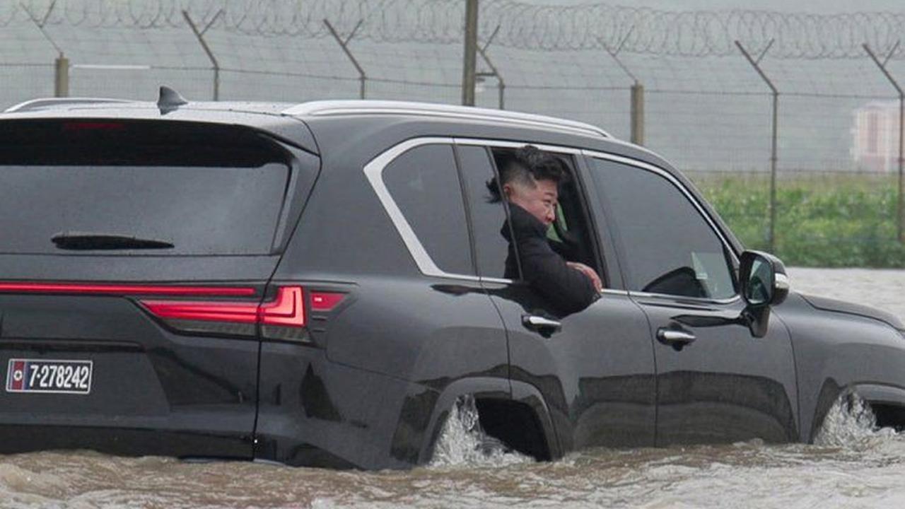 Kim Jong-un terlihat menerjang genangan banjir menggunakan SUV mewah miliknya untuk melihat langsung dampak banjir yang dipicu tingginya curah hujan tersebut.&nbsp;Foto: KCNA/AFP