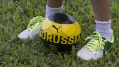Kaki dari anak dari Stefano Teco, yang bernama Romario, bermain saat latihan Persija Jakarta di Lapangan Sutasoma, Jakarta, Minggu (25/2/2018). Ketika ayahnya bekerja sang anak asyik bermain sepak bola. (Bola.com/Aspirilla Dwi Adha)