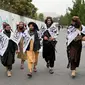 Pasukan Taliban merayakan satu tahun sejak mereka merebut Kabul di depan Kedutaan Besar AS di Kabul, Afghanistan, Senin (15/8/2022). Taliban memperingati tahun pertama pengambilalihan kekuasaan setelah pemerintah negara yang didukung barat itu melarikan diri dan militer Afghanistan hancur dalam menghadapi serangan Taliban. (AP Photo/Ebrahim Noroozi)