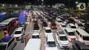 <p>Pemudik dengan menggunakan mobil dan bus menunggu antrean memasuki kapal "Roll on-Roll off" (RoRo) di Pelabuhan Merak, Banten, Kamis (28/4/2022). Jelang hari raya Idul Fitri, pemudik dengan kendaraan bermotor mulai memadati Pelabuhan Merak. Penumpukan kendaraan ini menyebabkan terjadinya antrean kendaraan yang panjang. (Liputan6.com/Angga Yuniar)</p>